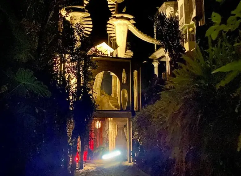 Caminando por un sueño surrealista 2D